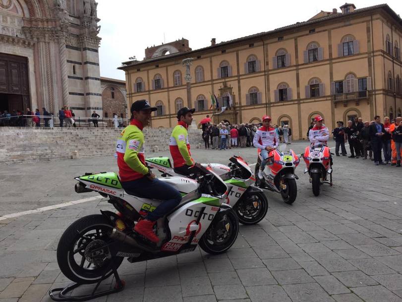 Curiosa giornata a Siena: in Piazza del Campo sono comparse le Ducati di Dovizioso, Iannone, Petrucci ed Hernandez. Hanno compiuto alcuni giri di pista nella mitica piazza dove i cavalli (veri) corrono il Palio 